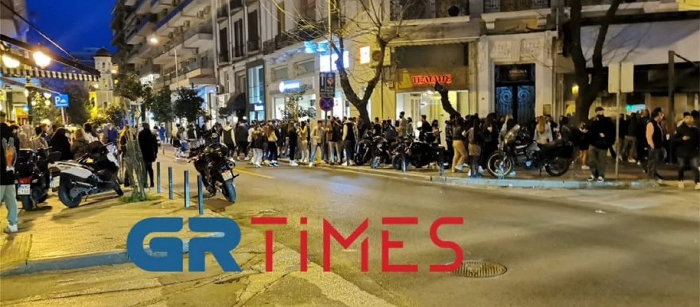 Στους δρόμους ο κόσμος στην Θεσσαλονίκη - Με προειδοποιητικά μηνύματα η αστυνομία (βίντεο)